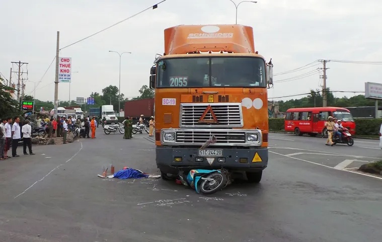 Hai bé gái chết thảm dưới bánh xe container ảnh 1